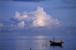 Clouds;-Comoros-Archipelago;-Cumulus;-France;-Indian-Ocean;-Kaleidos;-Kaleidos-images;-La-parole-à-limage;-Laurent-Abad;-Mayotte;-Motor;-Outrigger-canoe;-Sea;-Seascape;-Stories-Pictures